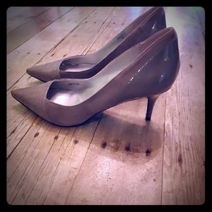 TAHARI Gray Suede & Patent Leather Heels Size 8